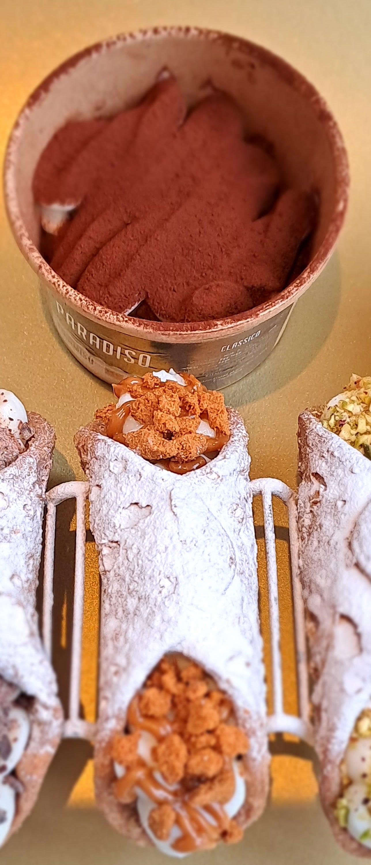 1 CANNOLO + 1 TIRAMISÚ