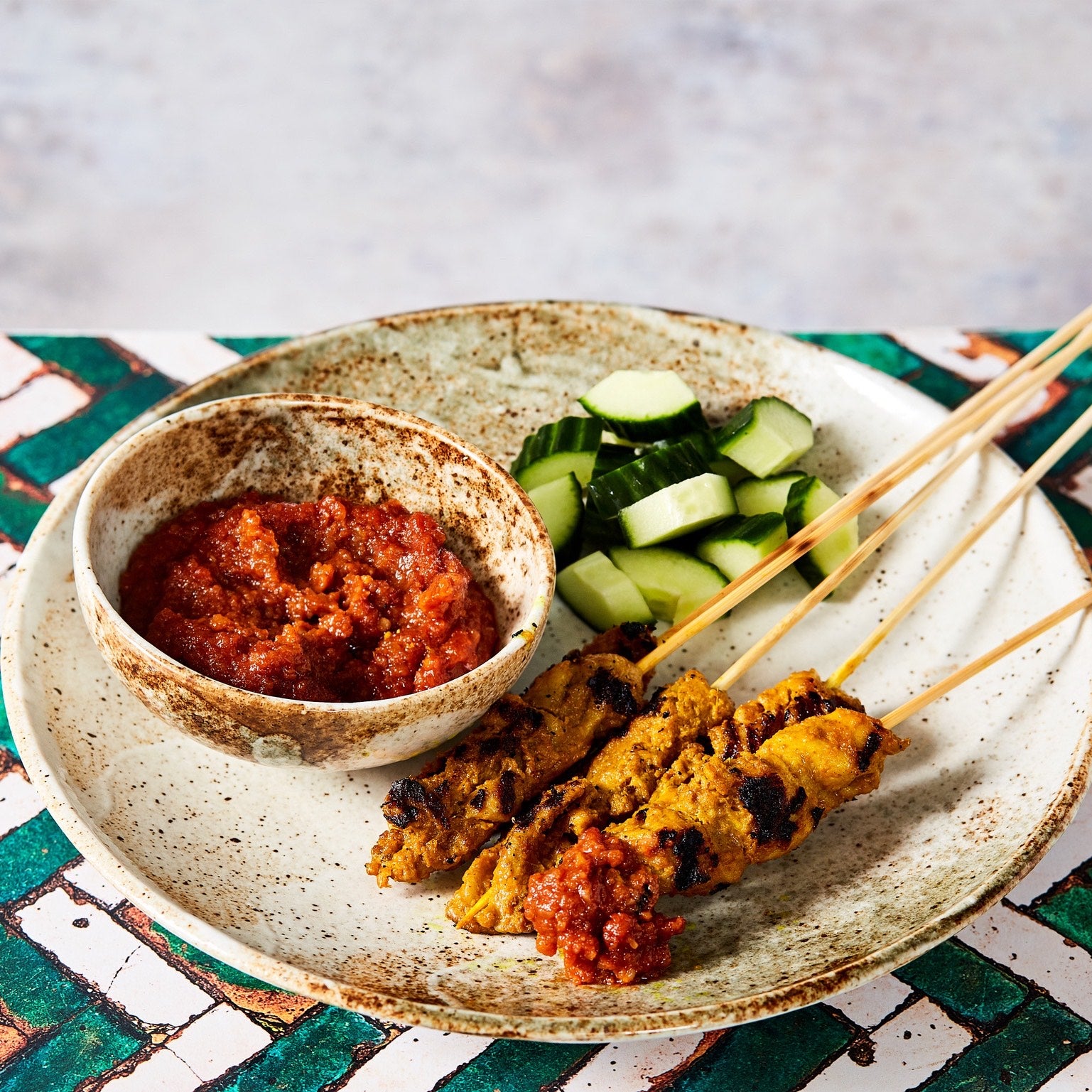Charcoal Grilled Malaysian Chicken Satay with Peanut Sauce ����