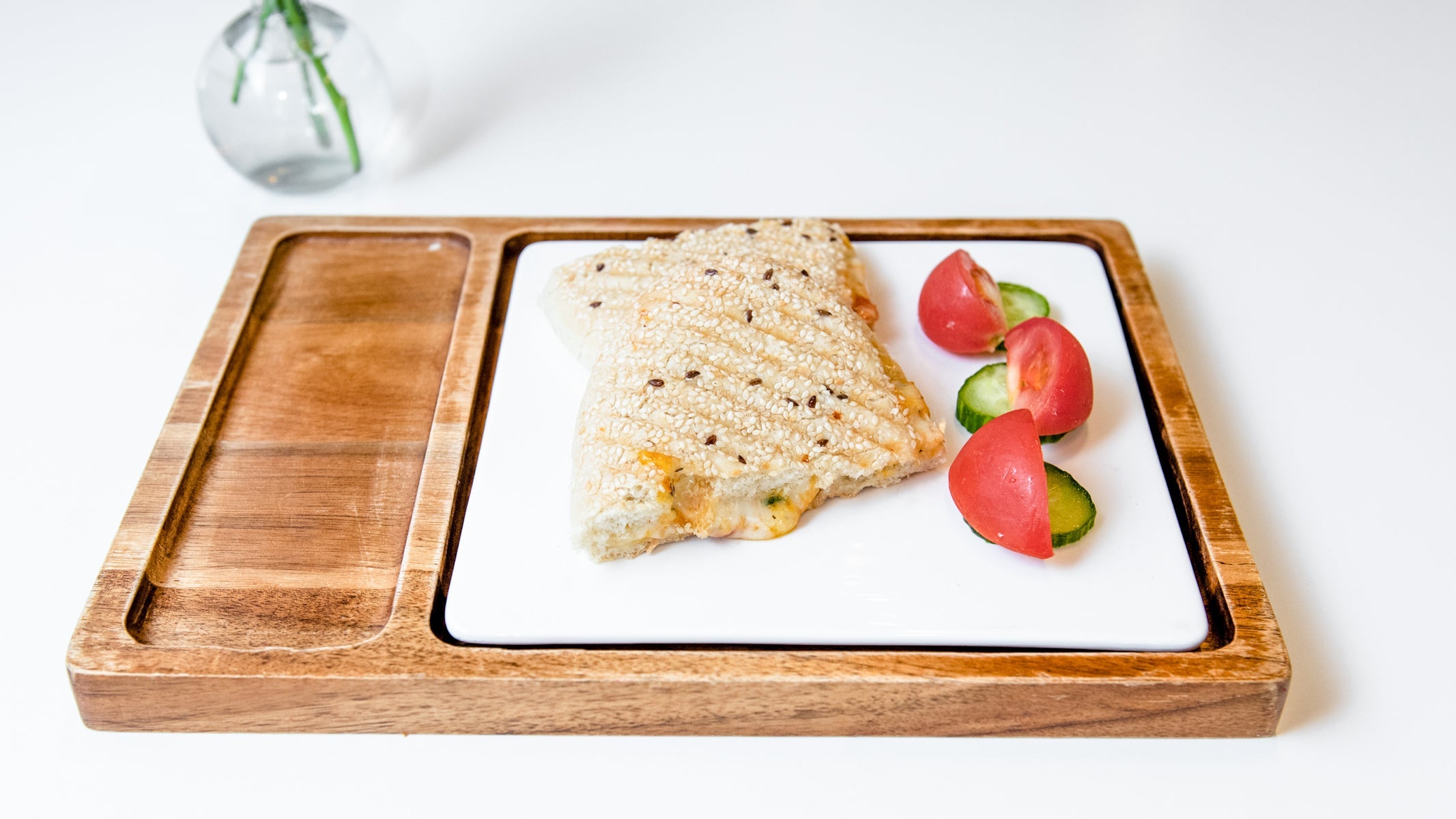 Mozzarella, Tomato and Basil (V)