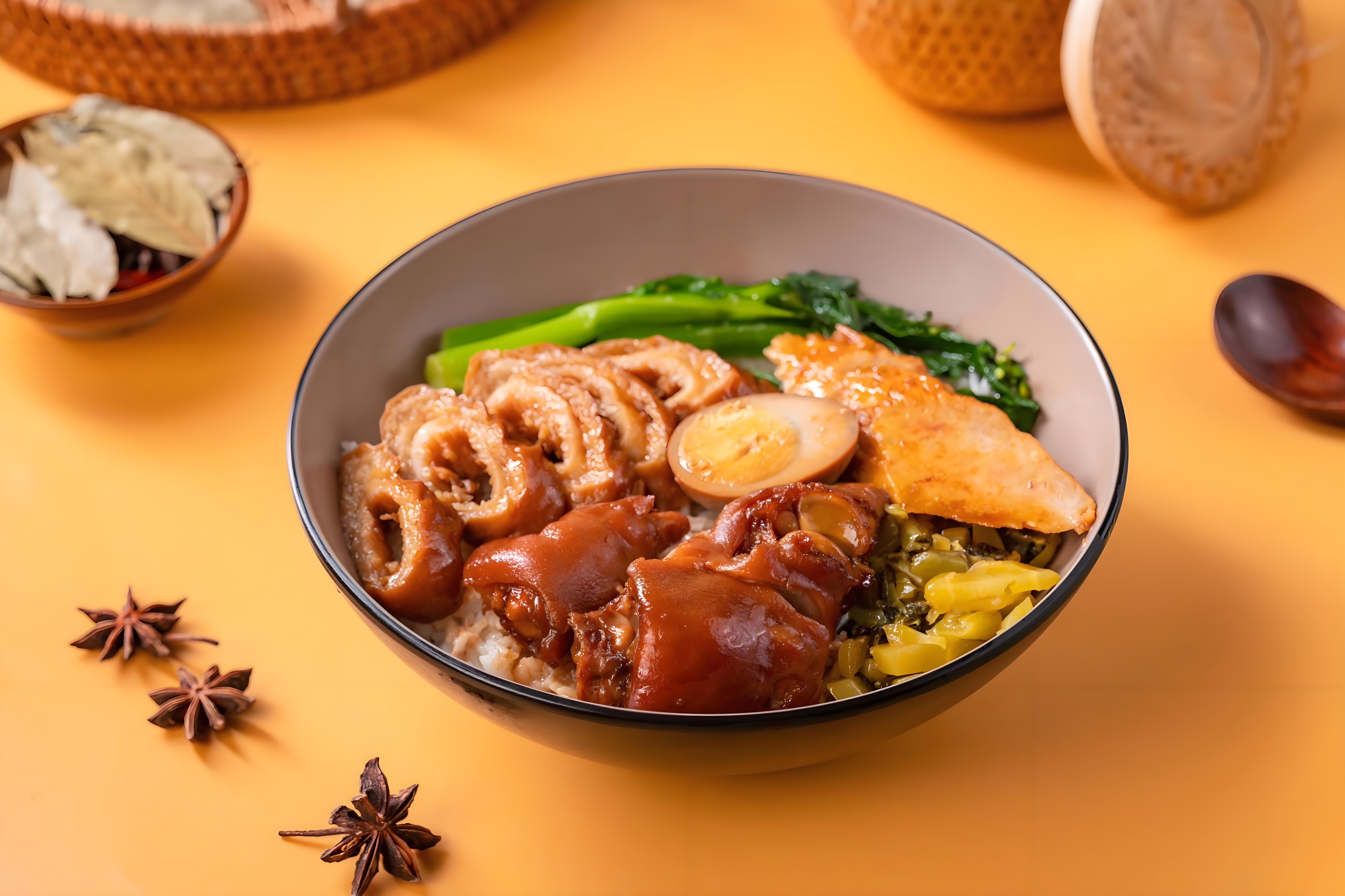 二师兄双拼饭（肥肠，猪舌，猪耳朵任意搭配） Combo Porky Delight On Rice