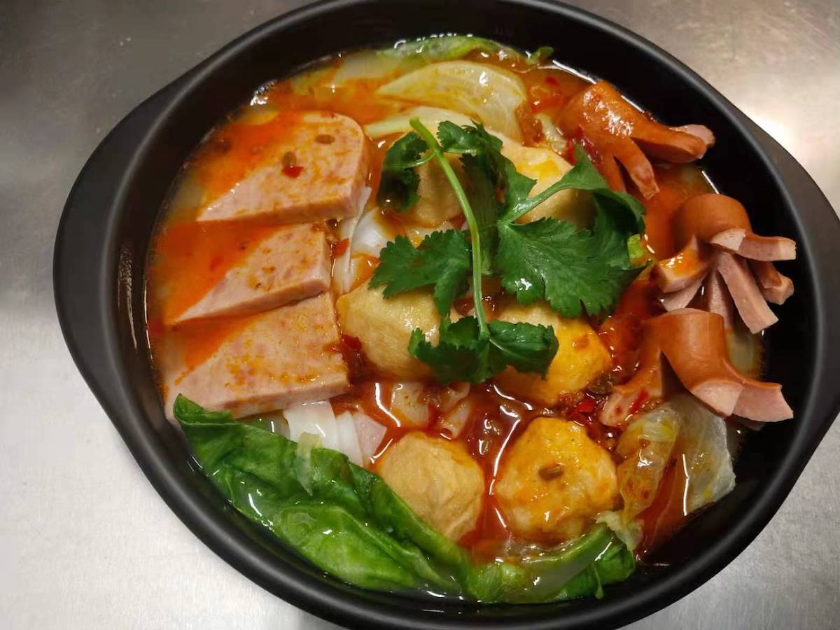 Spicy Fish Balls and Sausage with Vermicelli / Udon 麻辣香肠鱼丸汤米线/乌冬