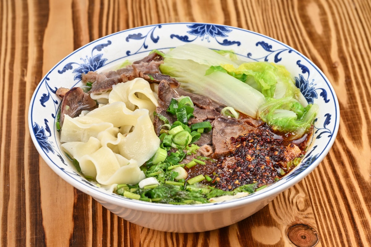 Shaved Noodles with Beef Flank in Sauce 牛腩拌刀削面