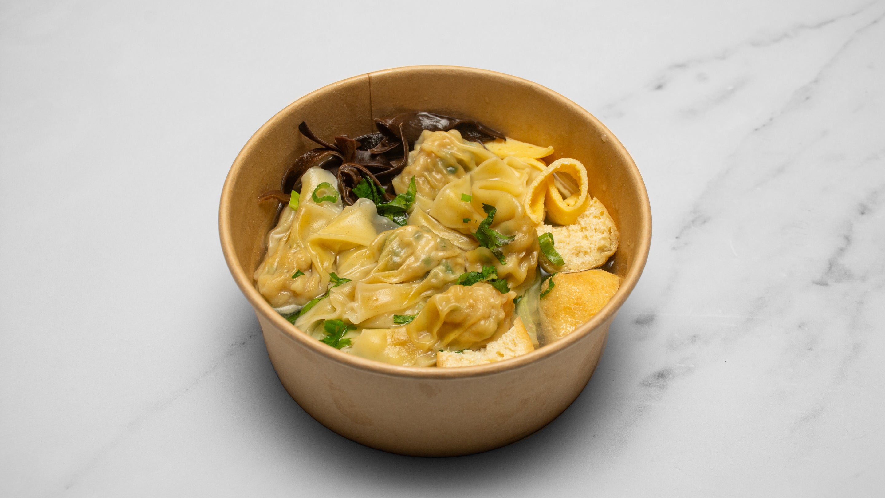 Clay Pot Coriander & Beef Wontons (5 /10pcs) + Choice of Toppings香菜牛肉馄饨砂锅 5粒＋自选配菜