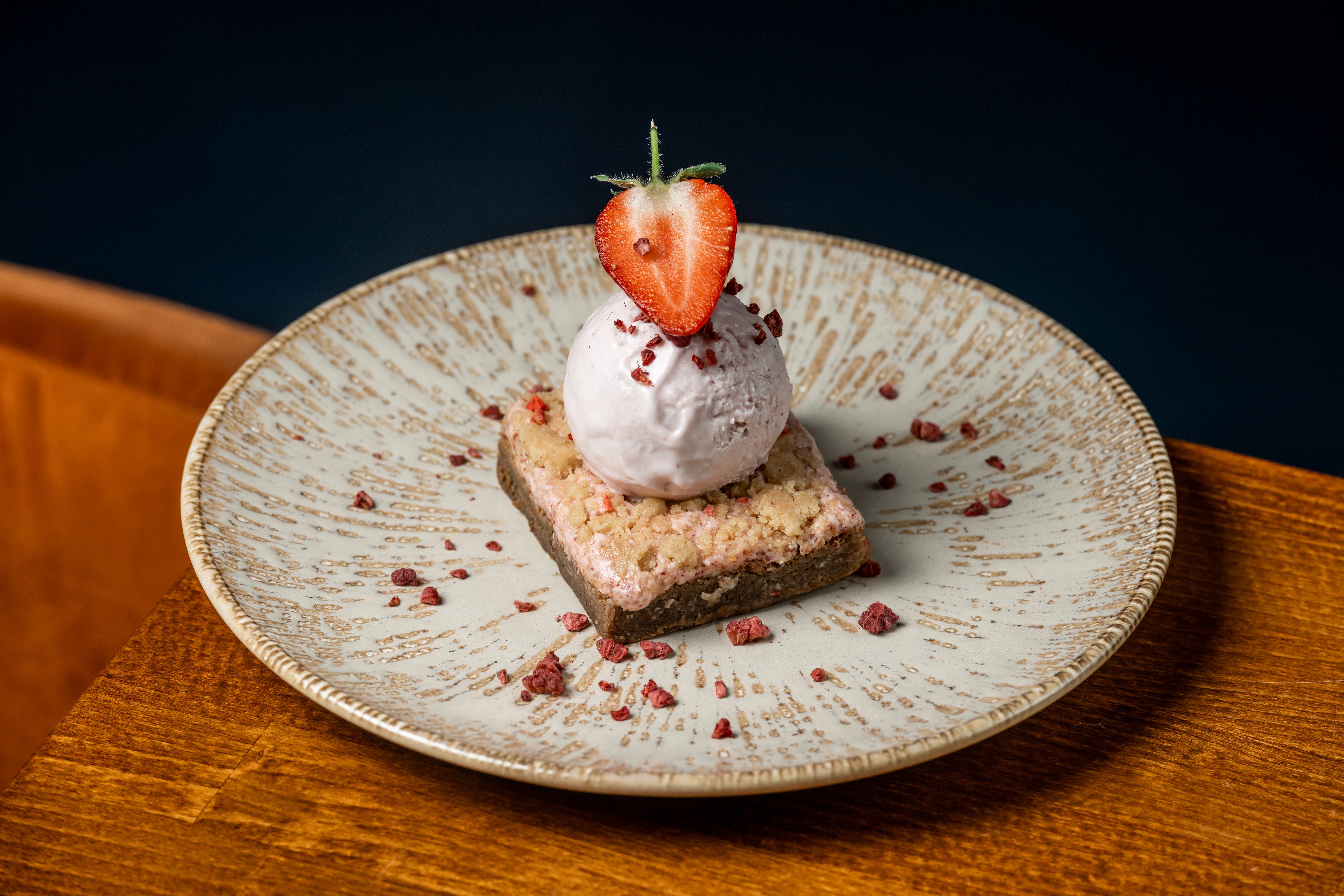 Strawberry & Rhubarb Crumble Blondie