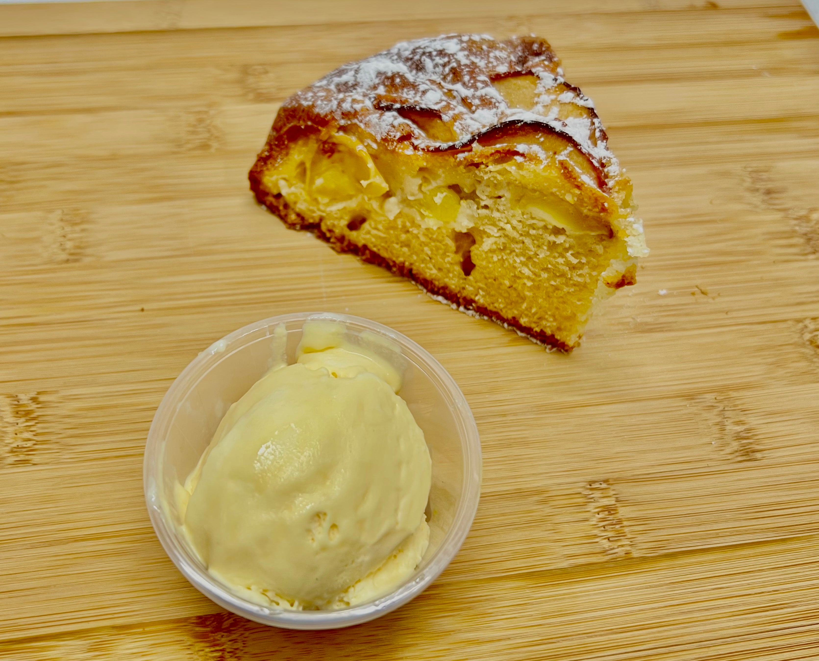 Torta di mele con gelato