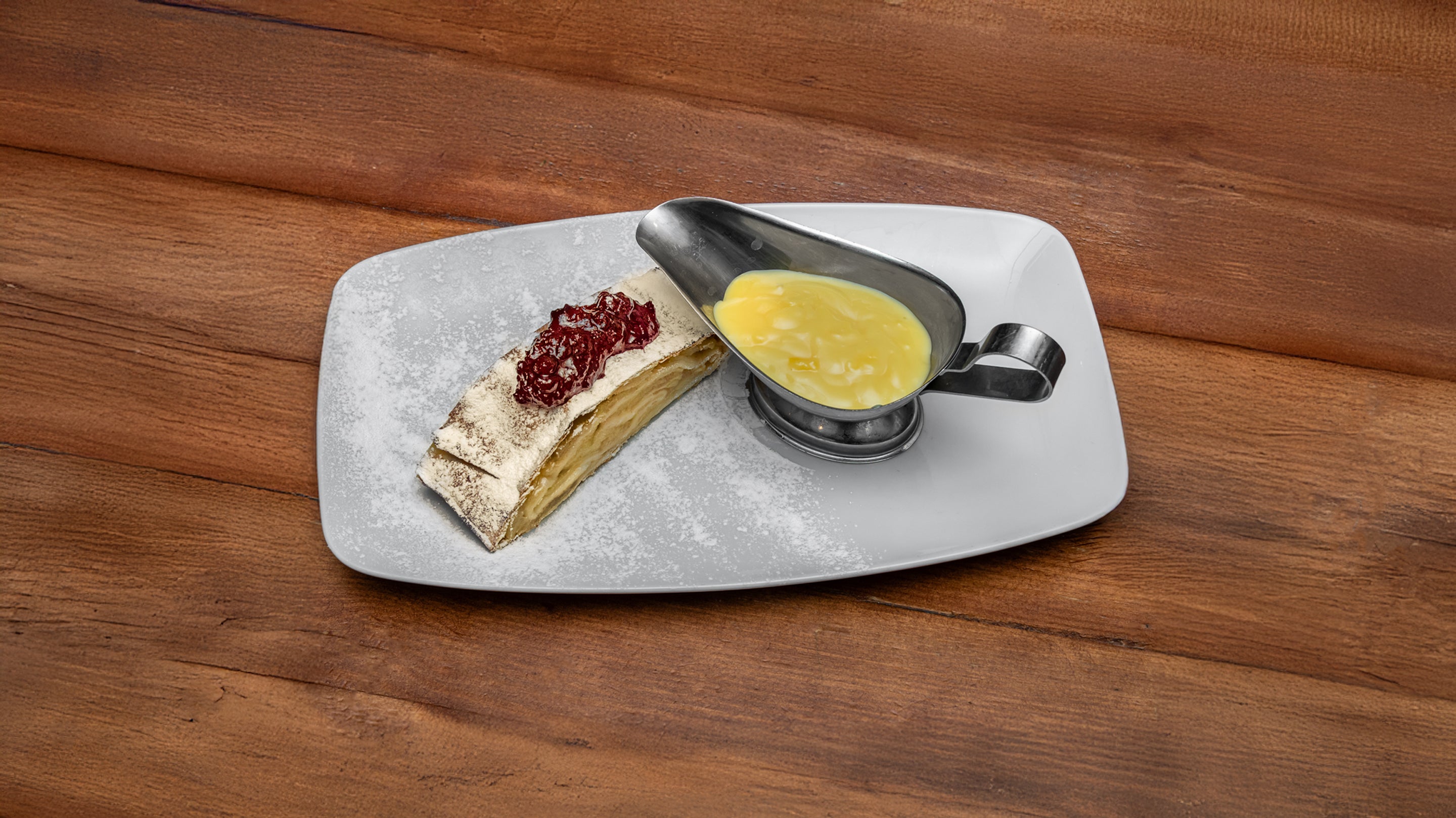 Apfelstrudel Mit Vanillesauce Und Vanilleeis