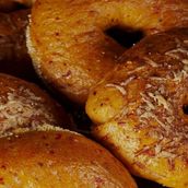 Roasted Pepper & Parmesan Bagel (110g)