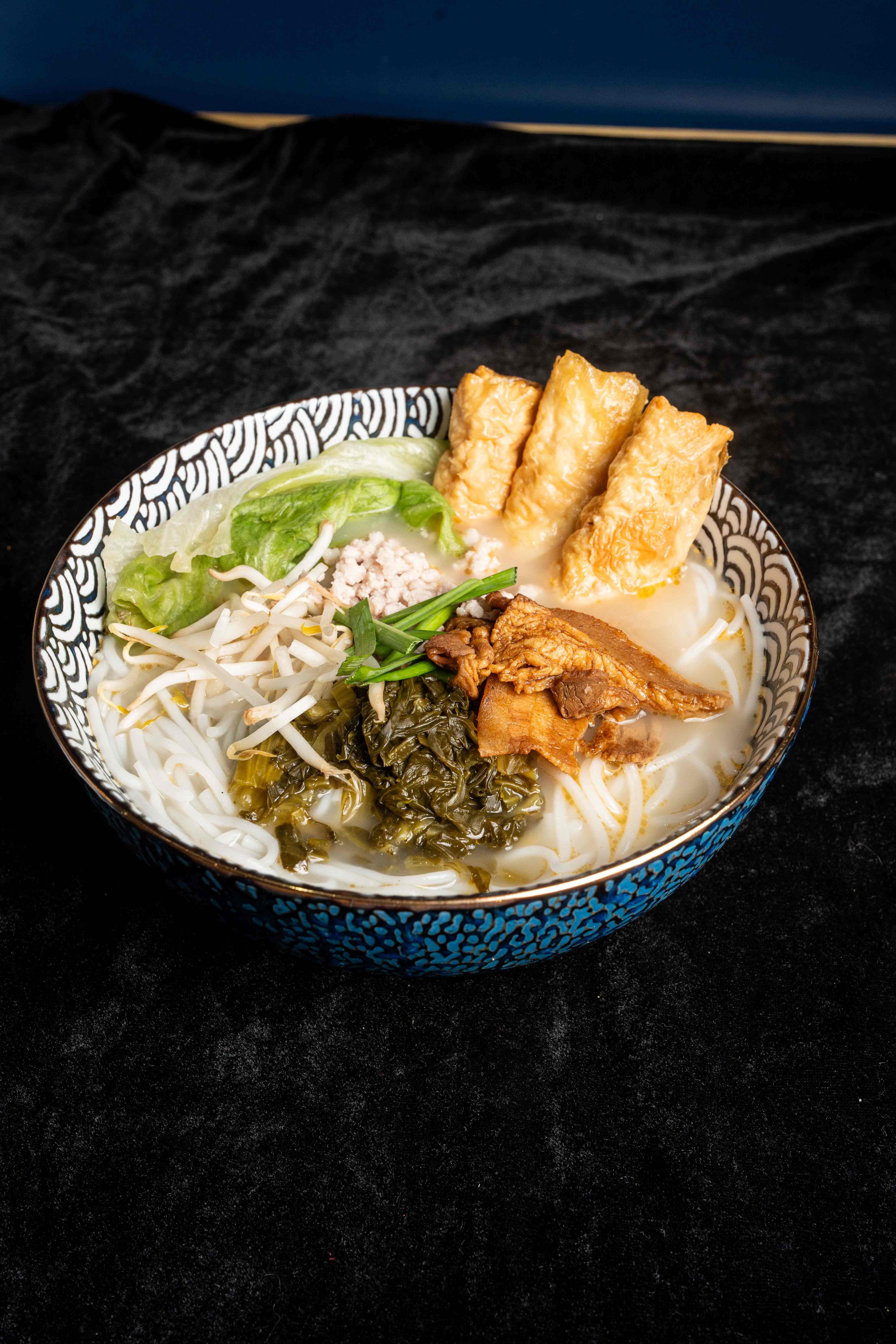 King of Pork Clear Broth 豬骨湯皇 (shrimp rolls, pork belly, lettuce 鮮蝦春卷、腩肉、生菜)