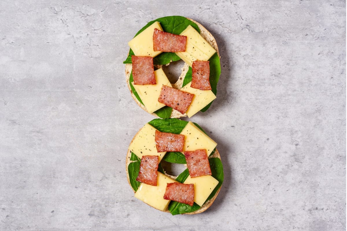 *NEW* Toasted bagel with turkey bacon, chedder cheese & spinach 🥯🧀🍃