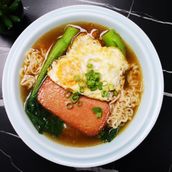 A07 Nissin Damao Ramen With Fried Egg And Lunch Meat 出前一丁