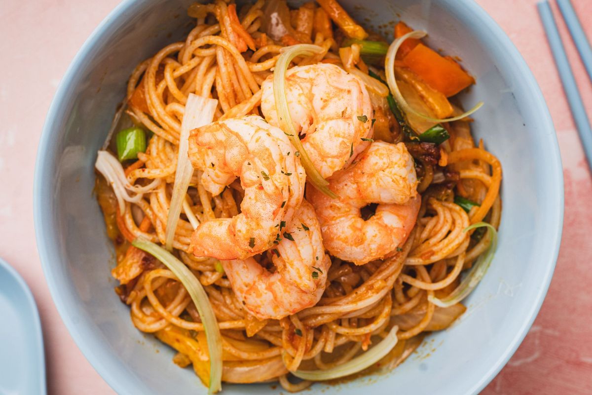 Singapore Noodle & Curry Puff Bundle