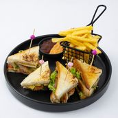 Chicken Chilli Arabic Club Sandwich Combo