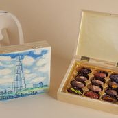 Burj Khalifa Wooden Box - Dates stuffed with nuts