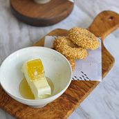 Kaymak With Honey Comb