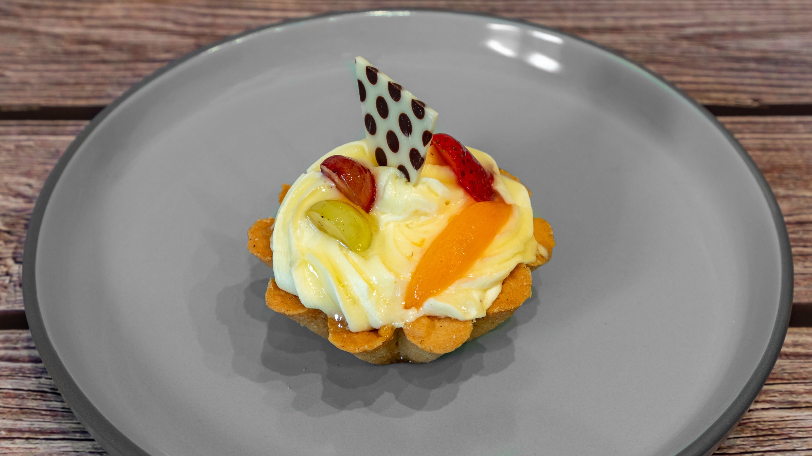 Cupcakes with custard cream and fruit.(Babeczki Z Kremem Budyniowym I Owocami)