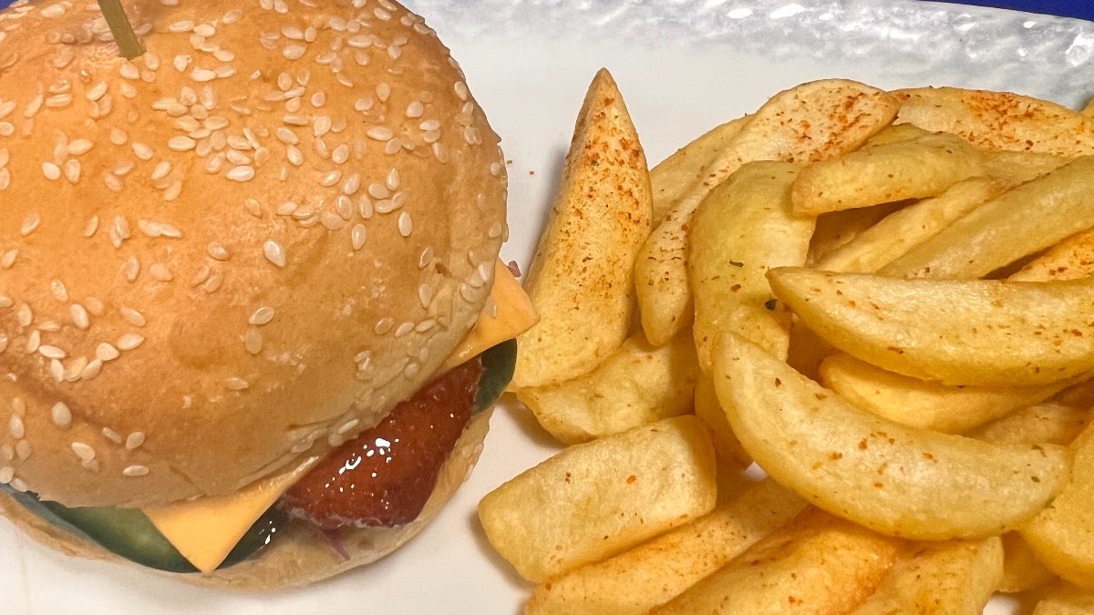 Siracha chicken burger spicy with chips