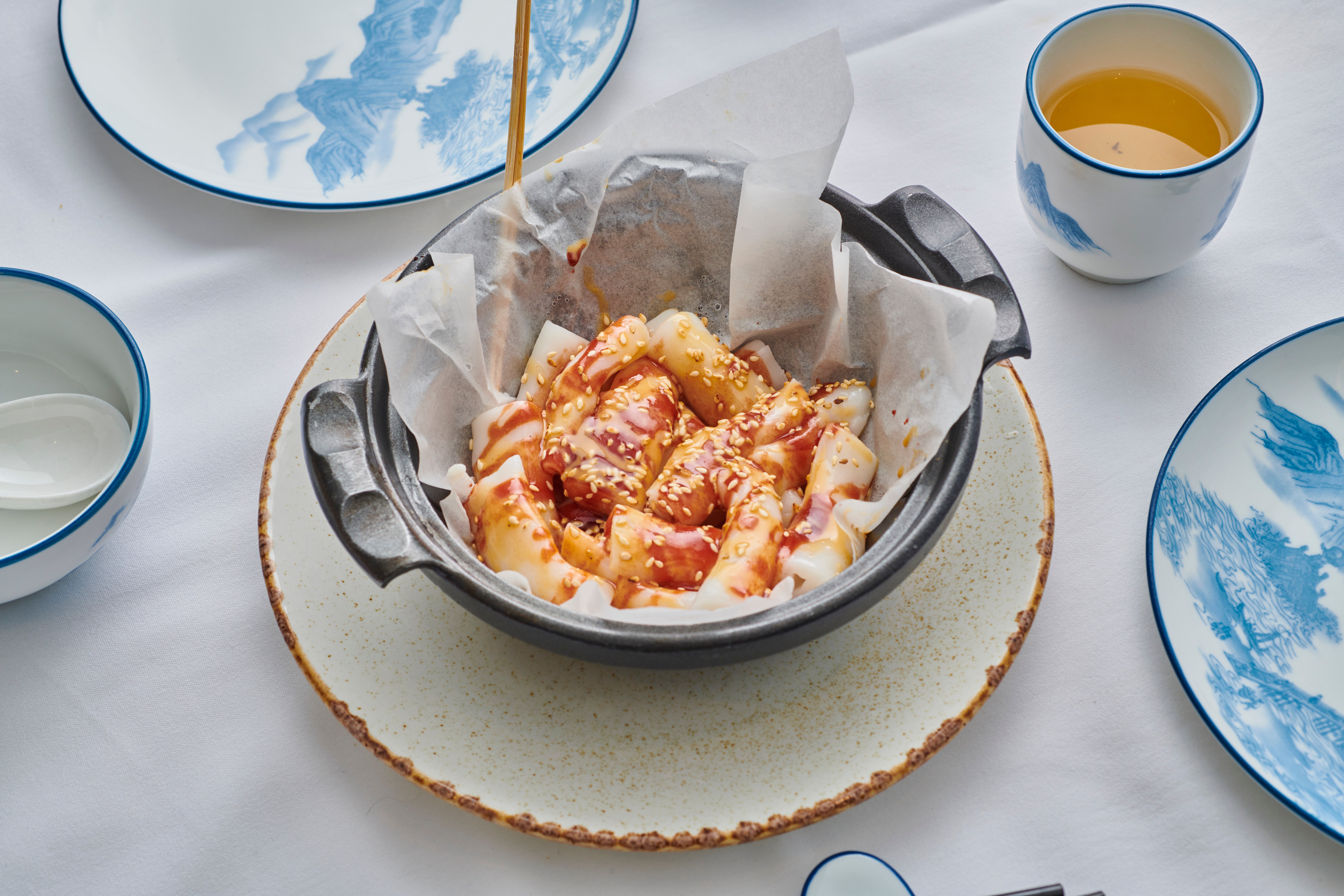 香滑砵仔腸 Classic Plain Cheung Fun with Peanut and Hoi Sin Sauce