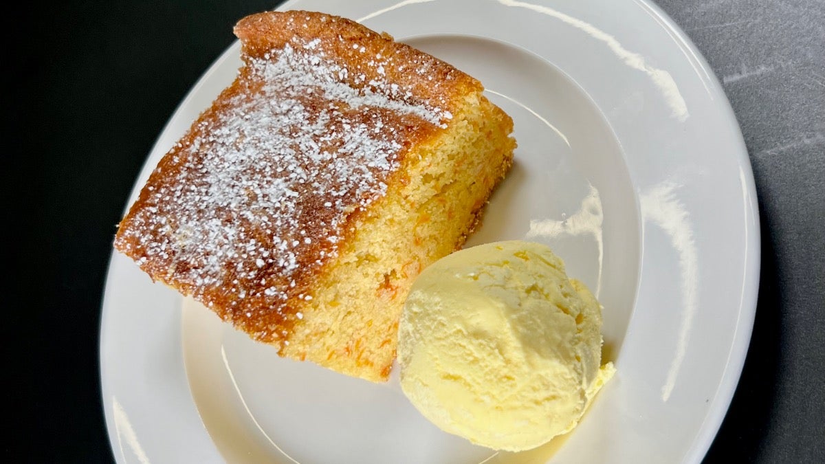torta di carote con gelato