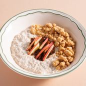 Apple cinnamon crumble oats