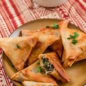 Spinach Sambousek (5 Pieces)����سمبوسك سبانخ