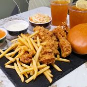 Crispy Combo With Cans Of Drinks