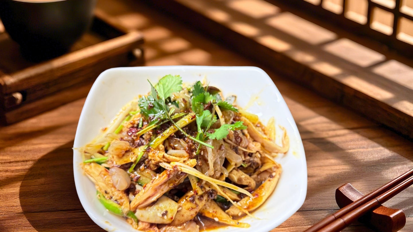 Shredded Corn Fed Chicken with Sesame and Jellyfish 海蜇手撕鸡
