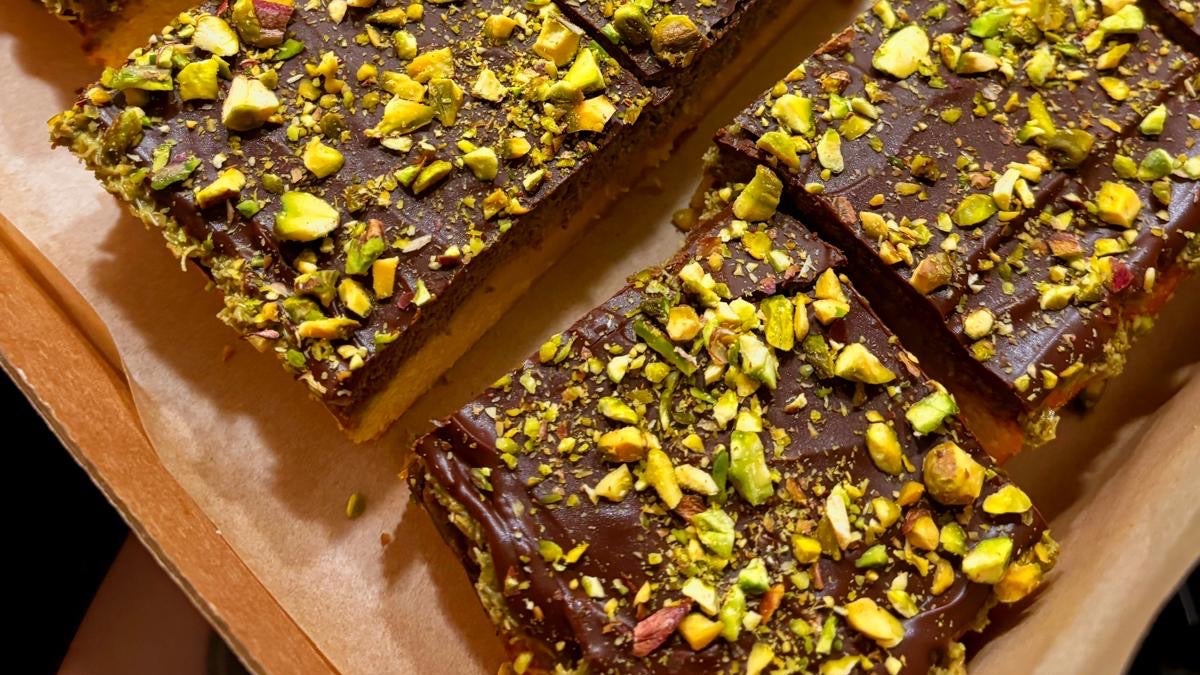 Dubai chocolate pistachio blondie