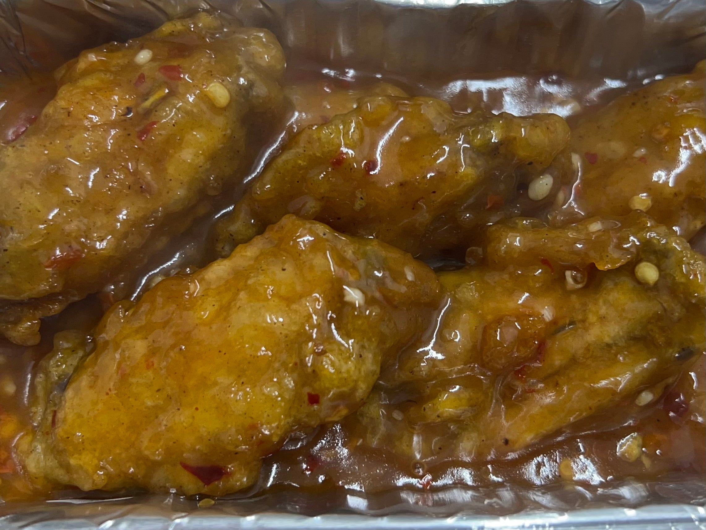 Fried chicken wings with sauce