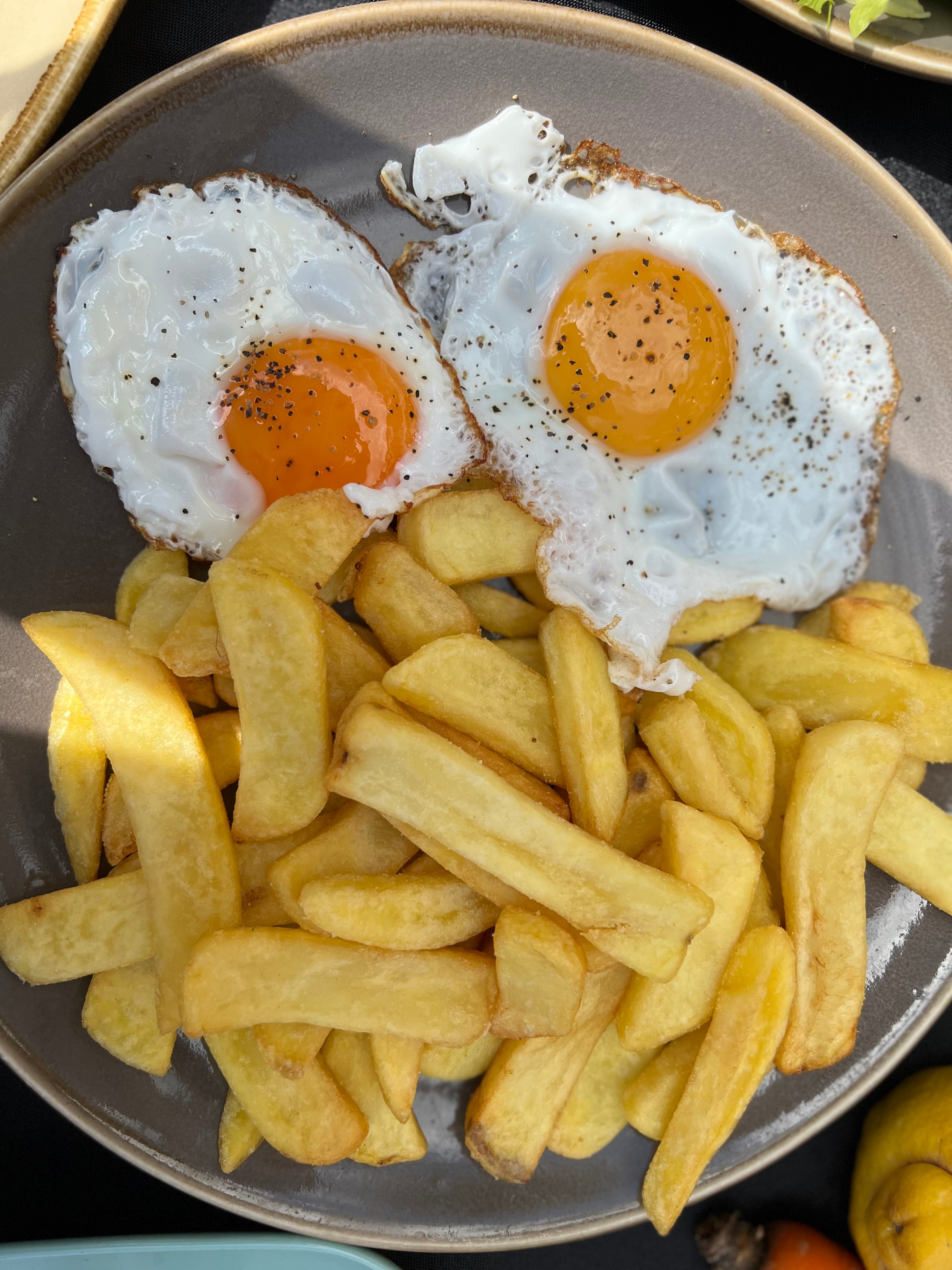 Fried eggs with chips