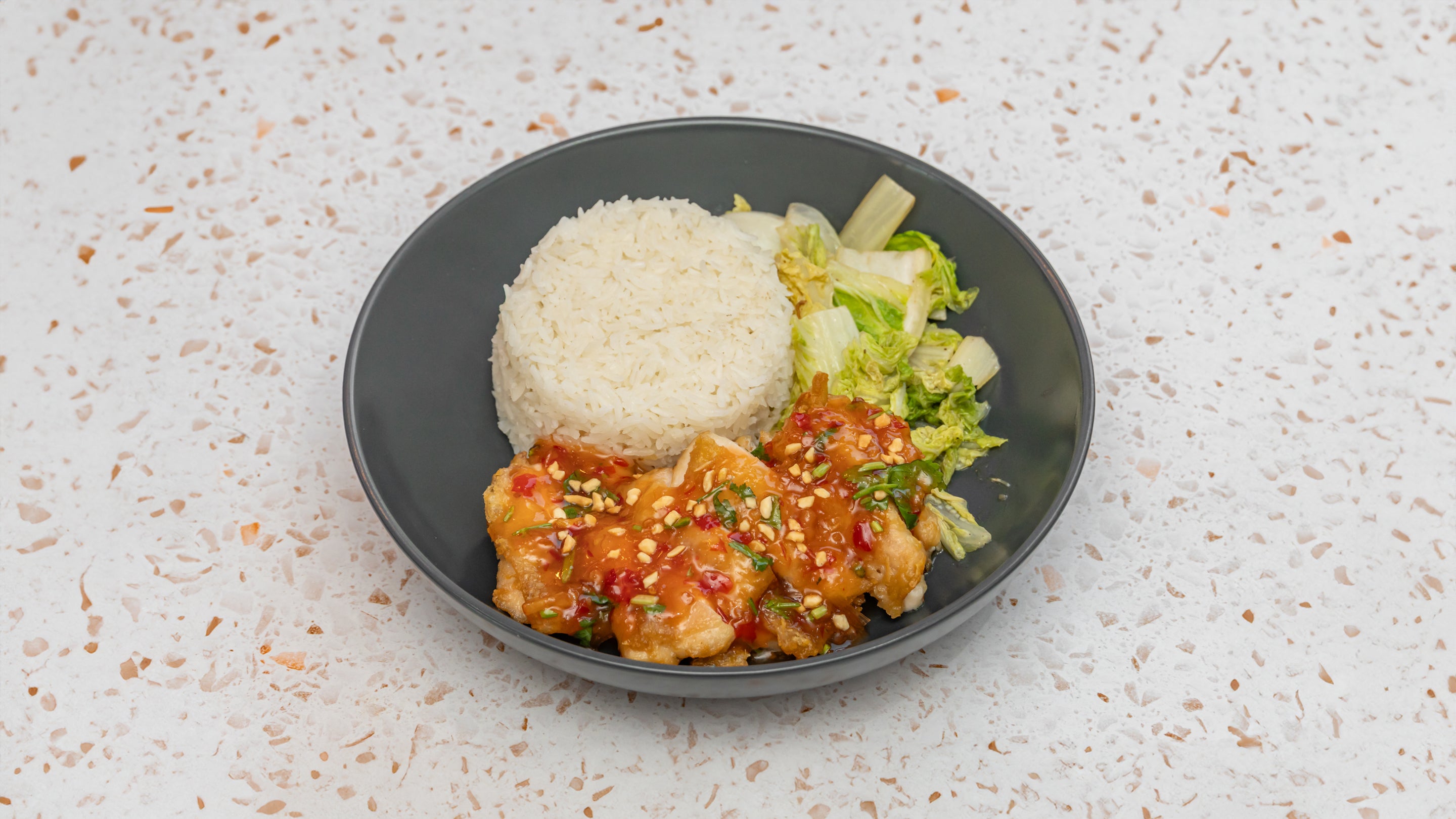 Thai Hot and Sour Chicken Rice泰式椒麻鸡盖饭