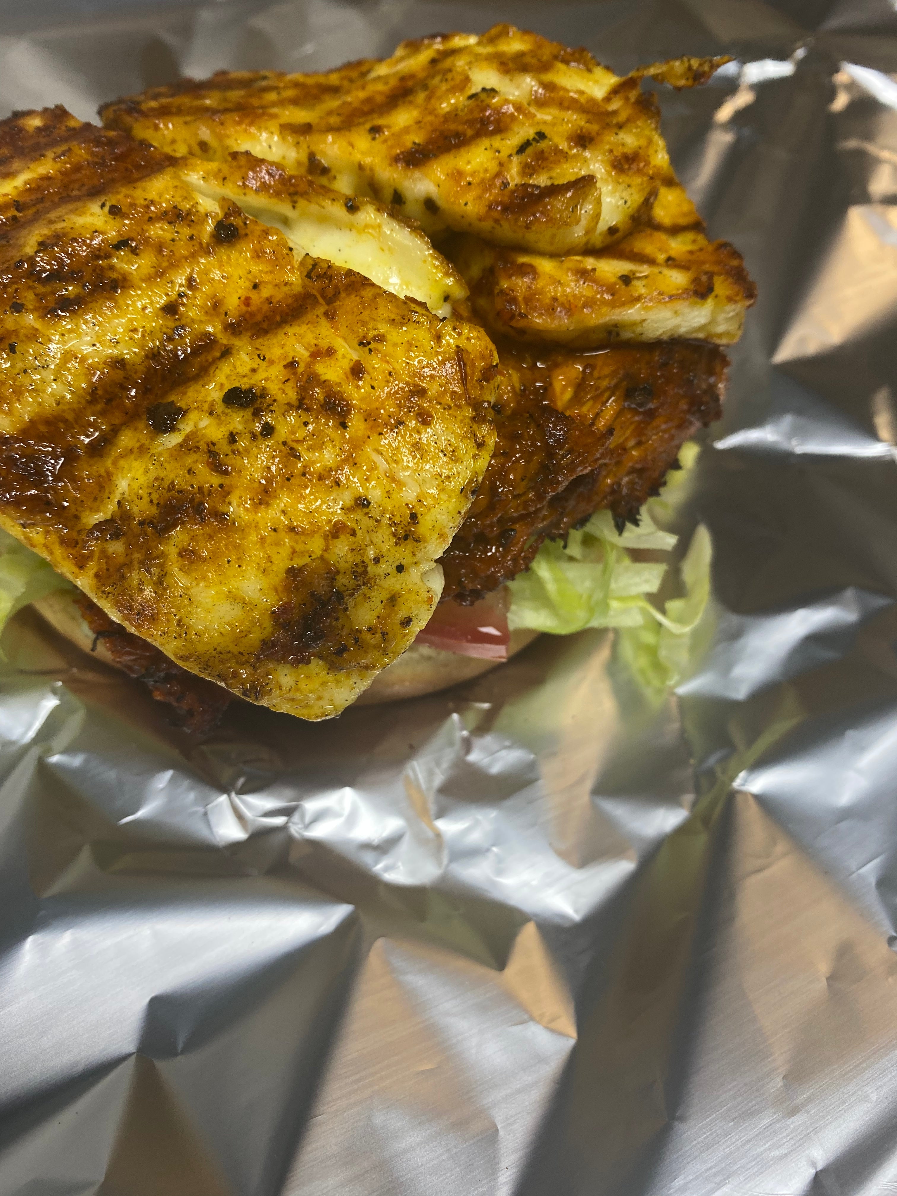 Chicken & halloumi burger