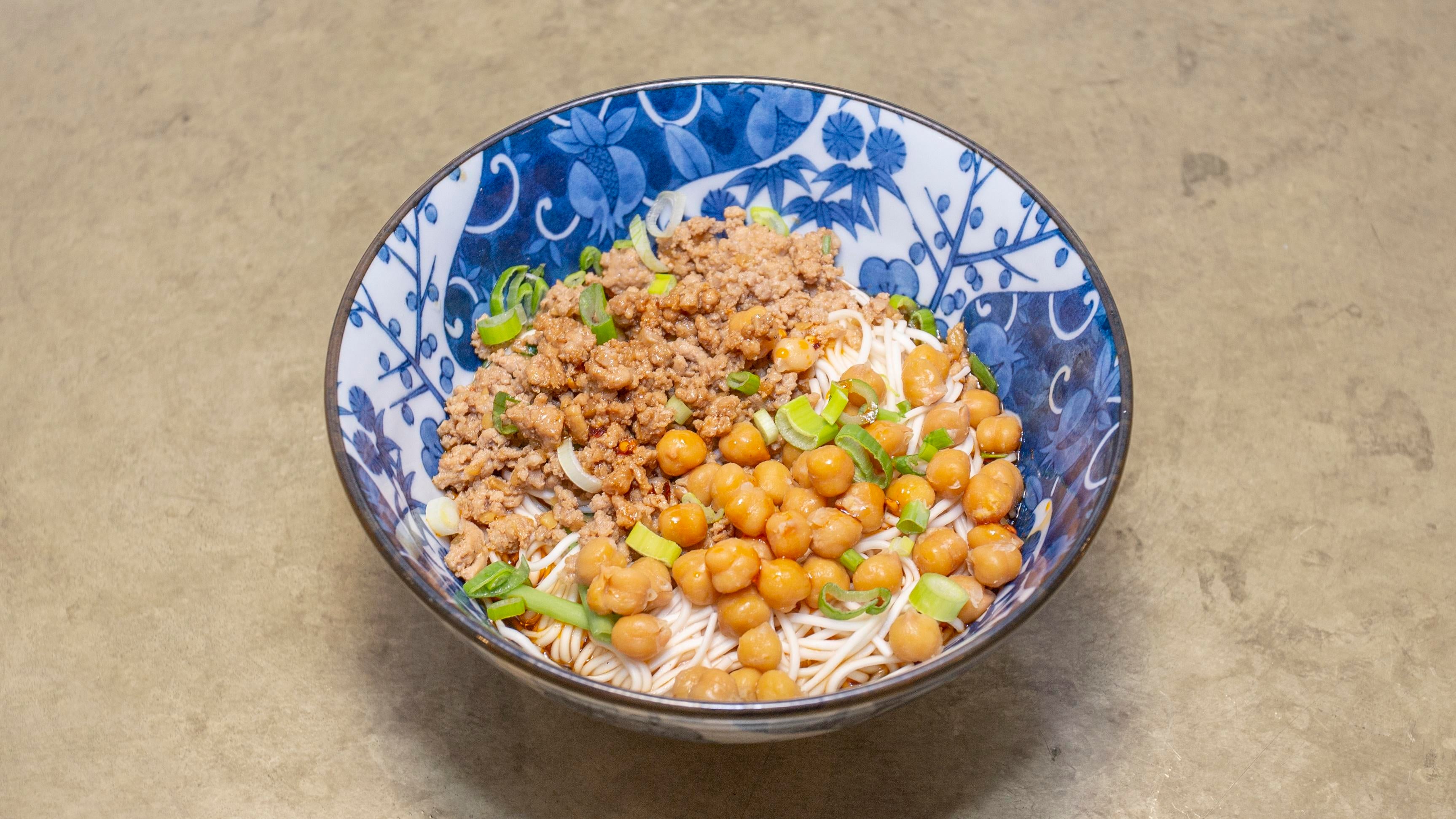 Spicy Xiaomian with minced pork and chickpea 碗杂面