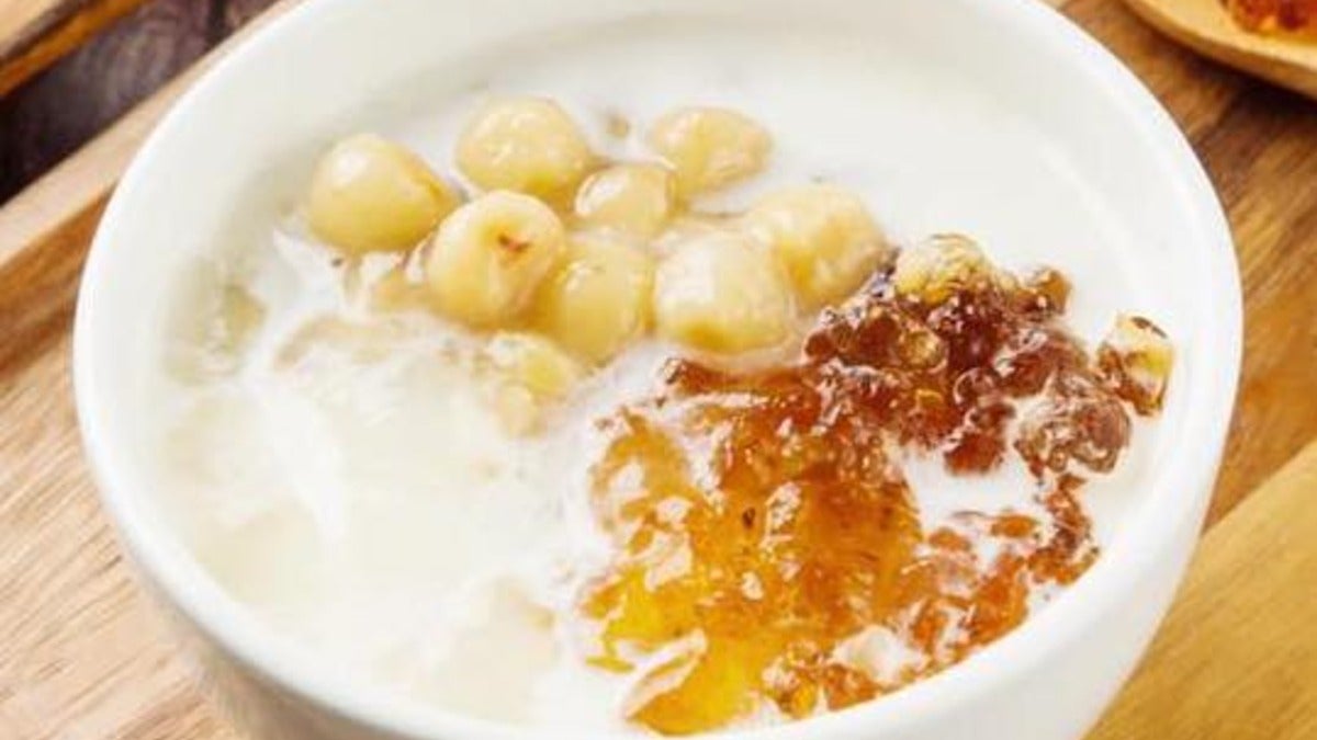 桃胶莲子豆花(冰) Soybean Curd Dessert with Peach Gum and Lotus Seeds (Iced)
