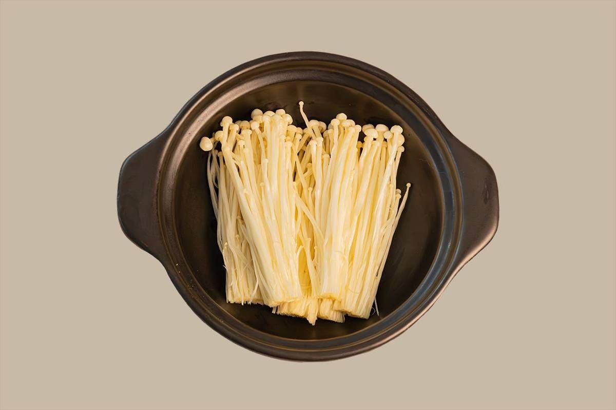 加份金针菇吧! Add Some Enoki Mushrooms!