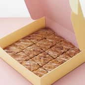 Cinnamon Bun Blondies Box