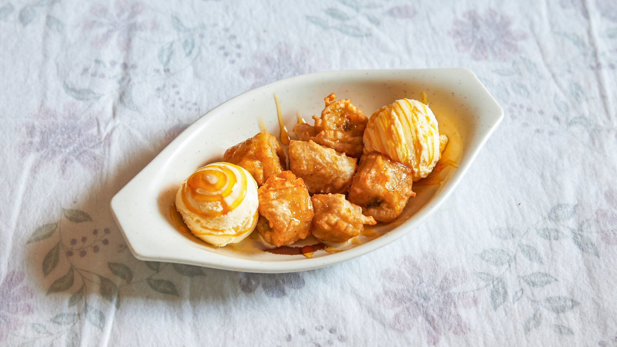 Banana Fritter with Vanilla Ice Cream (炸蕉加香草冰淇淋)