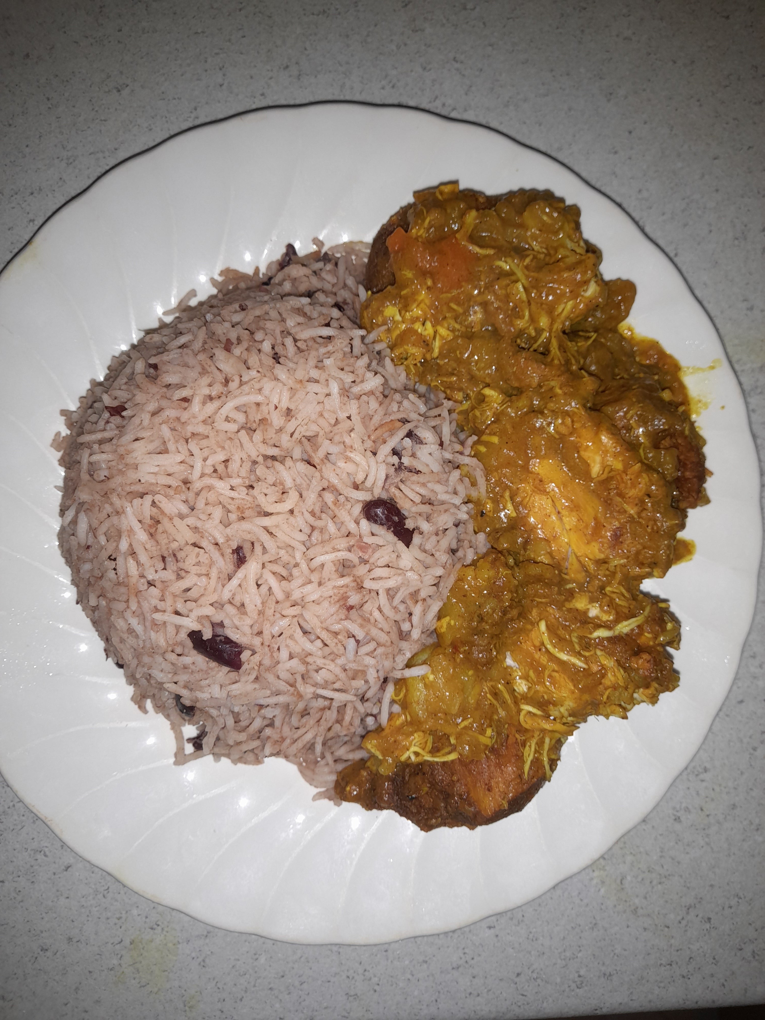 Curry chicken with rice and peas large