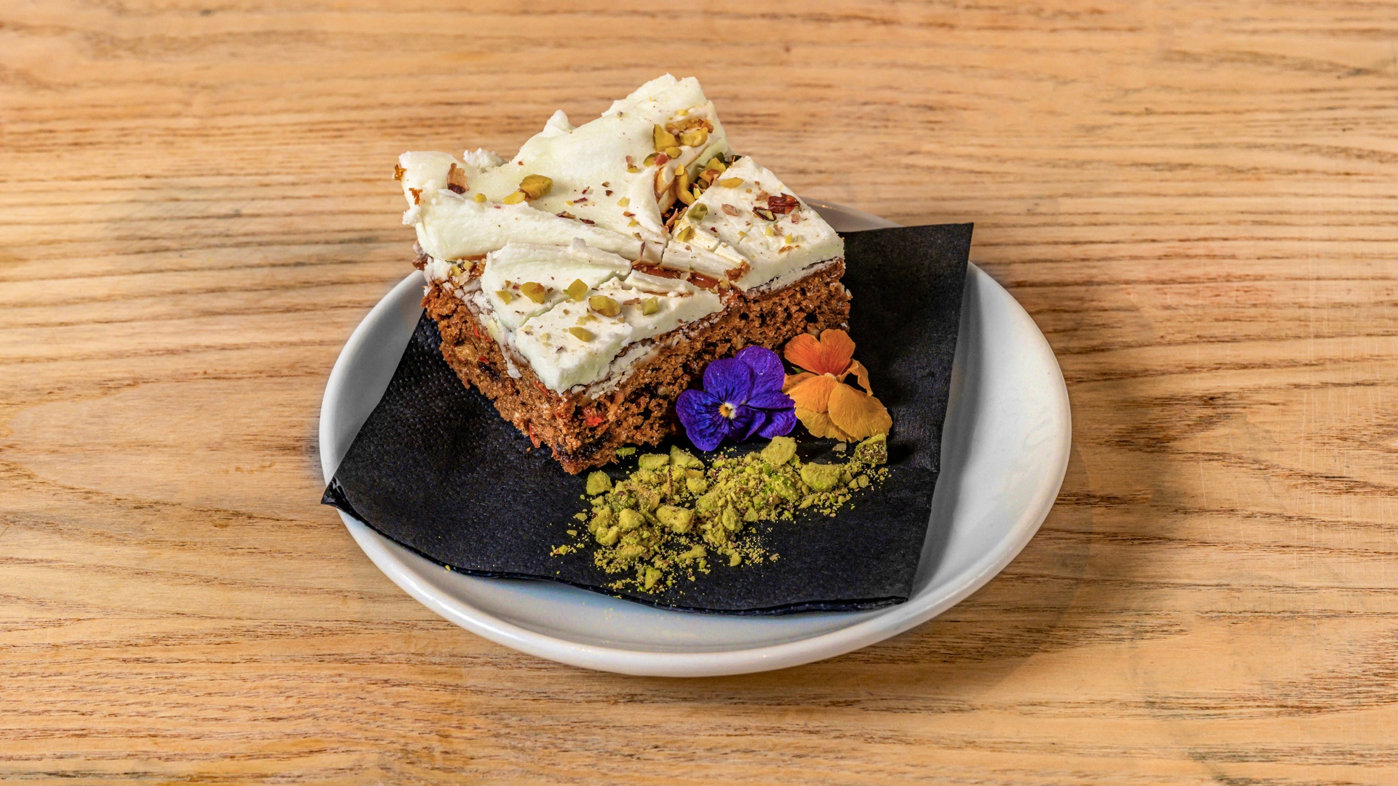 Vegan carrot & pistachio cake