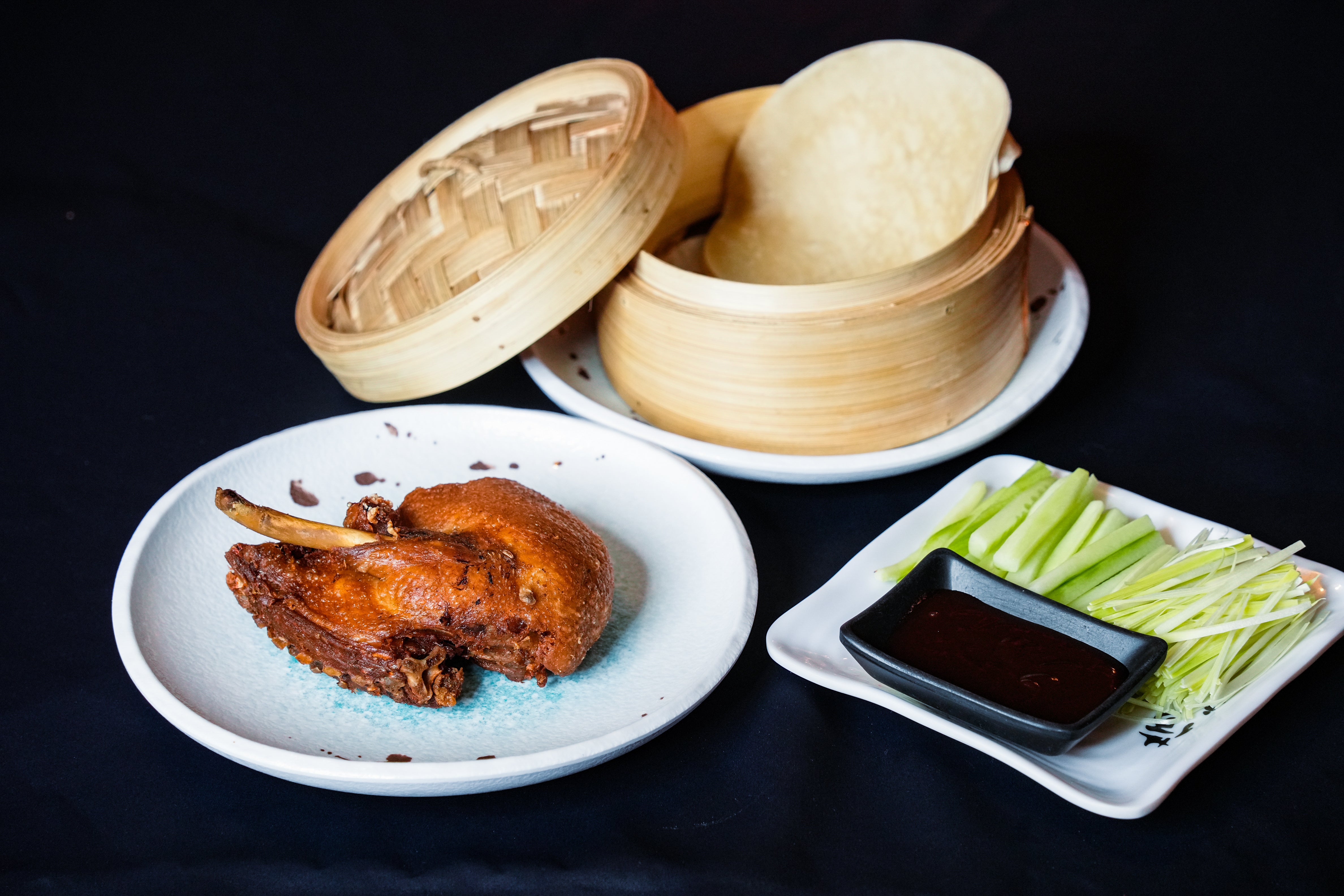 [3715] 1/4 crispy  duck  with pancakes ,cucumber , spring onion and hoisin sauce 1/4 香酥鸭