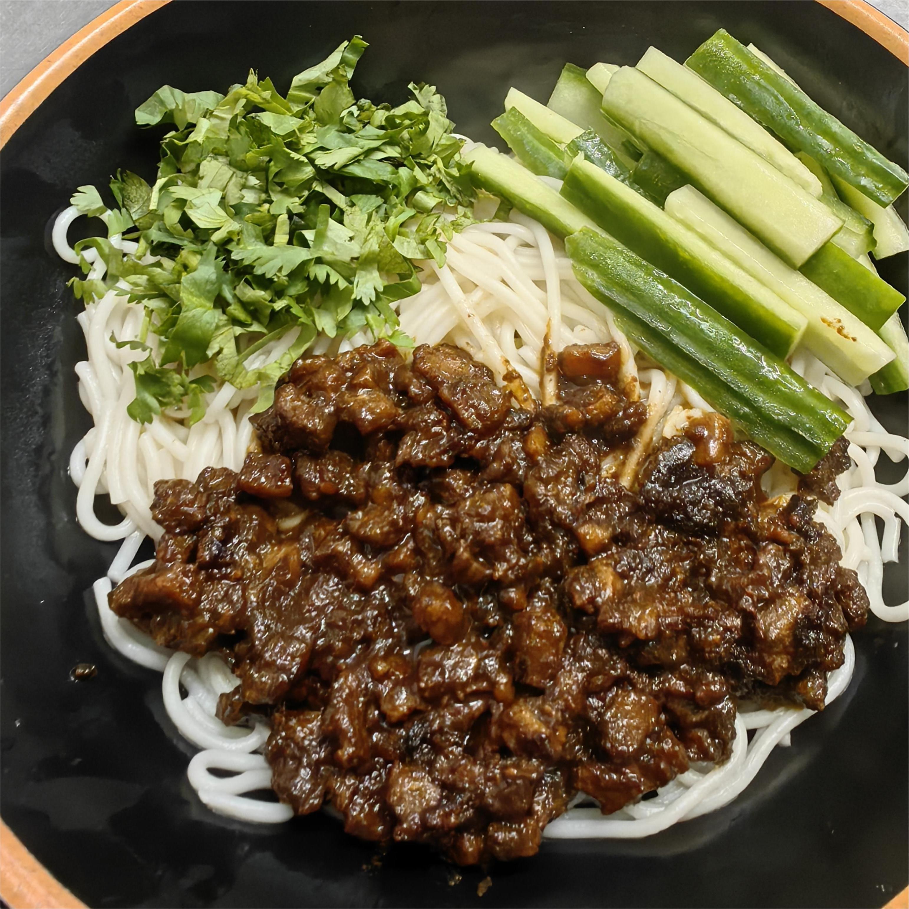 炸酱面 Noodle with Soybean Paste and Minced Pork
