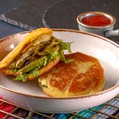 Arepa De Plátano  (Y Queso/Verduras/Pollo/Carne)