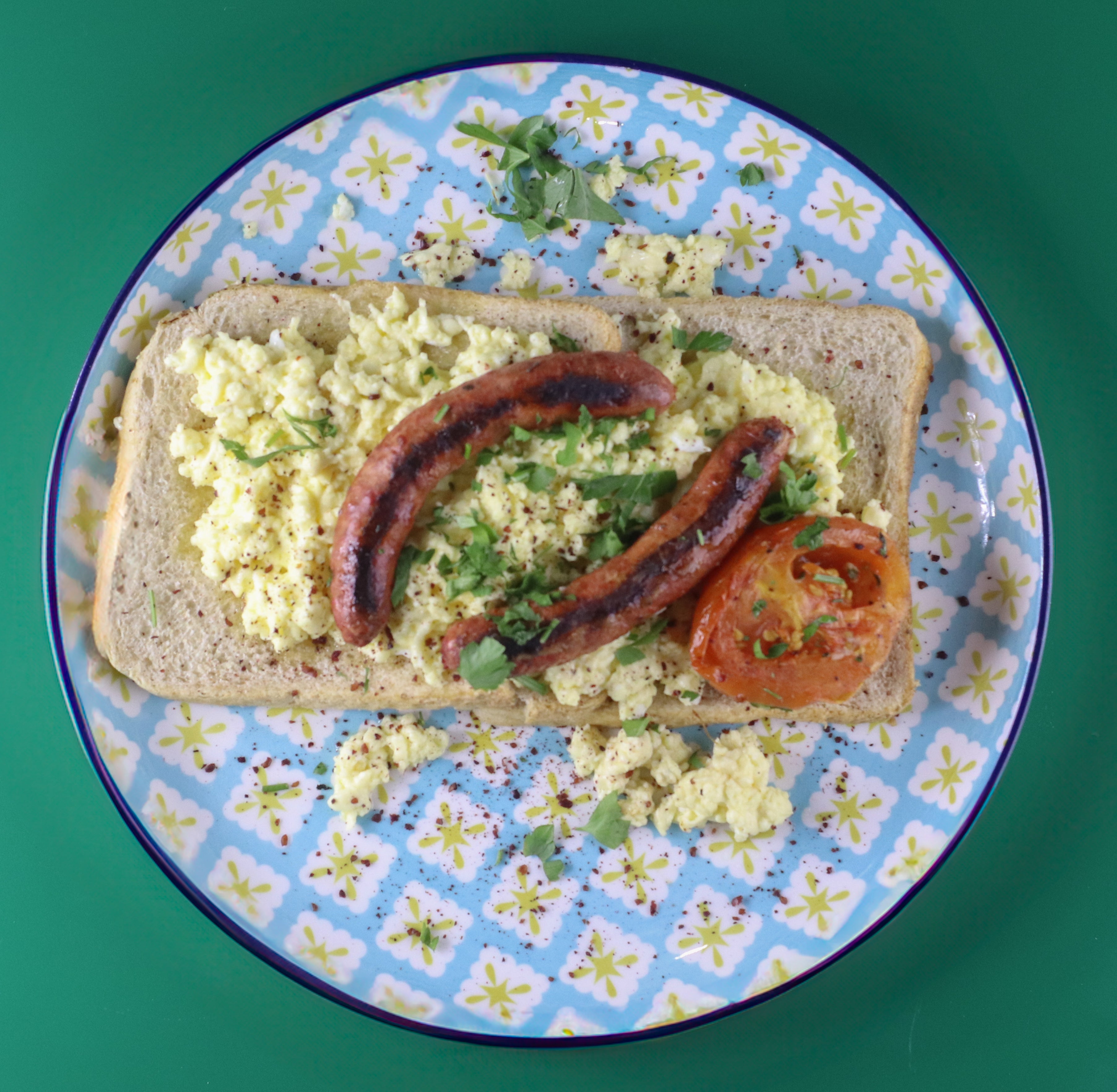 Scrambled Eggs with Sausages (v)