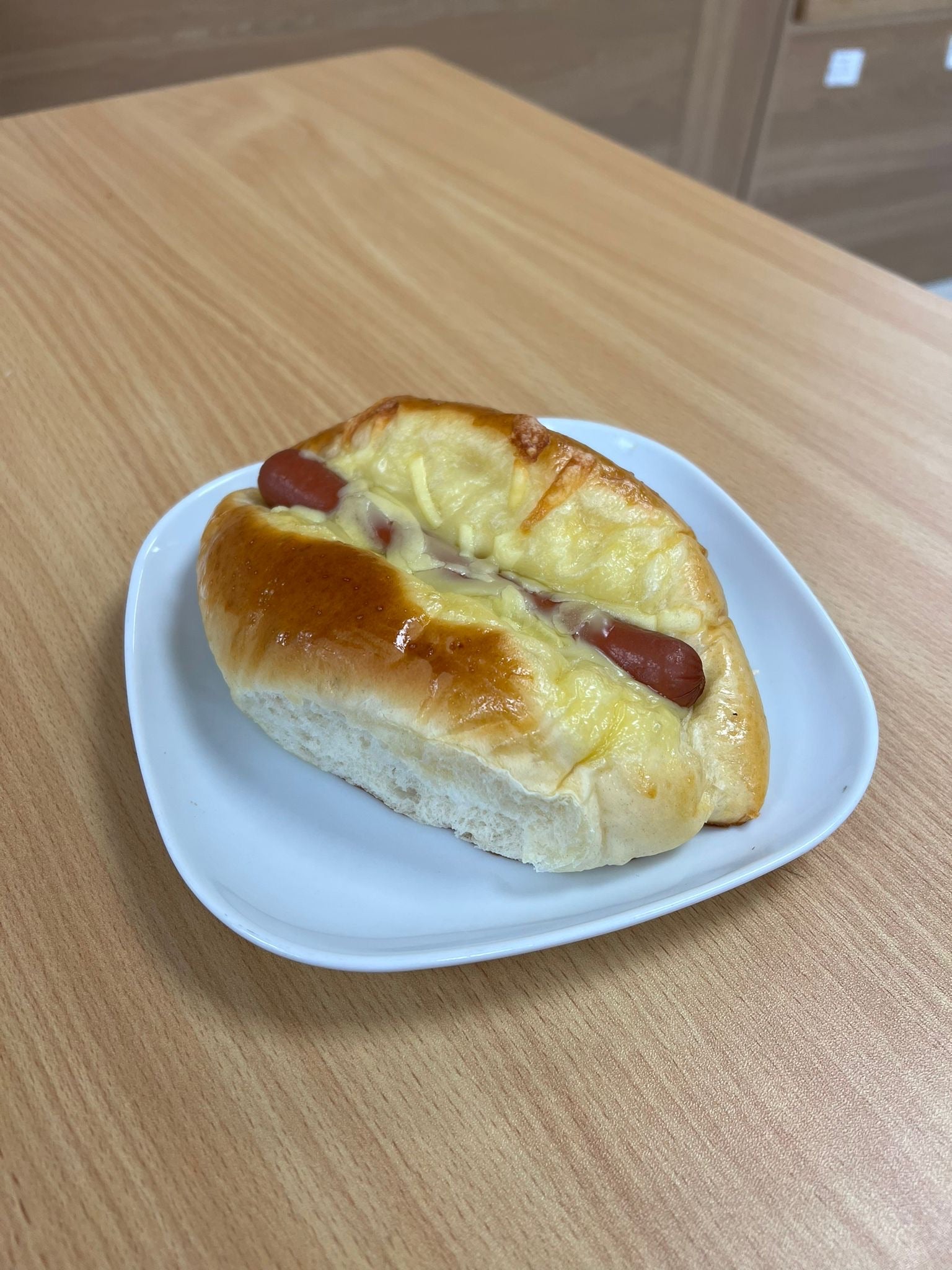 Sausage Bun With Cheese 芝士腸仔包
