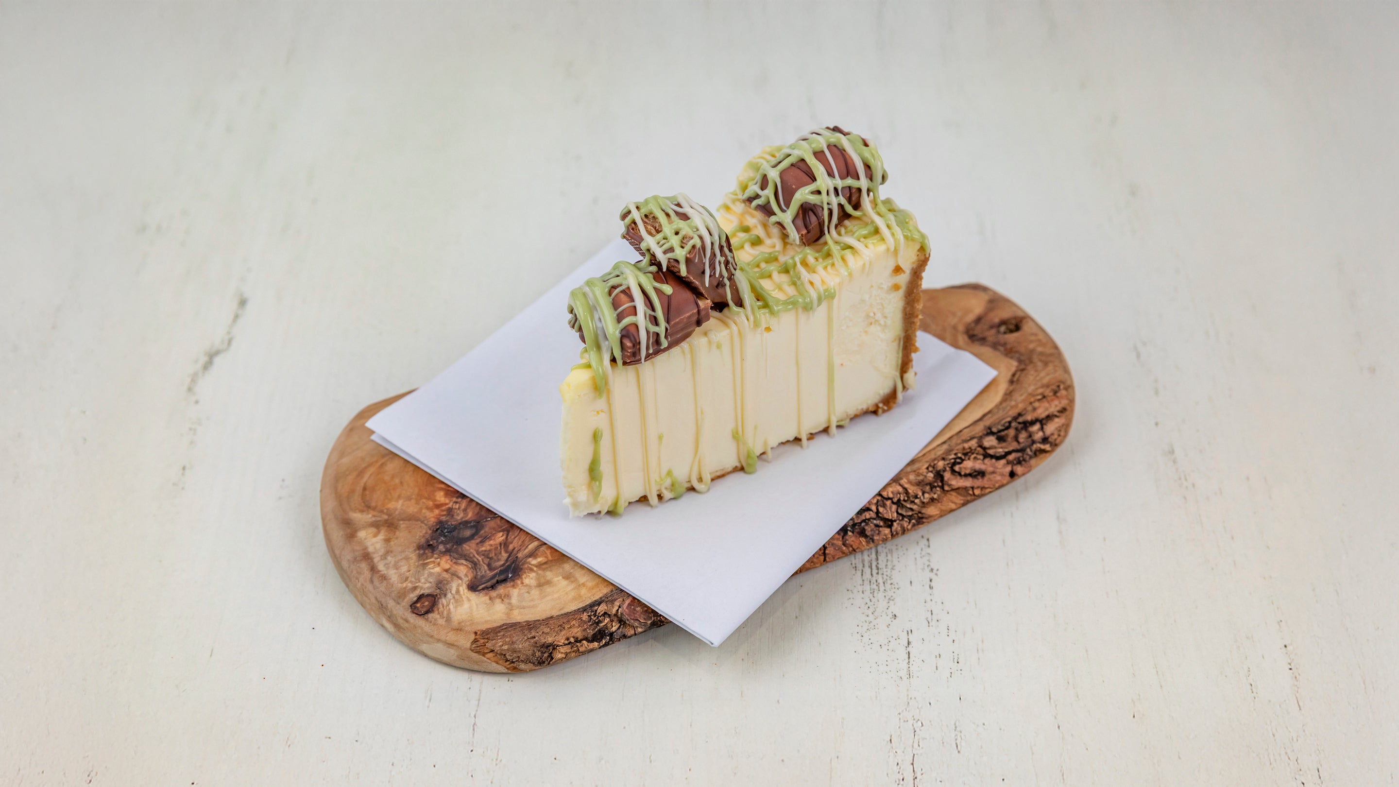 Kinder Cheesecake Slice