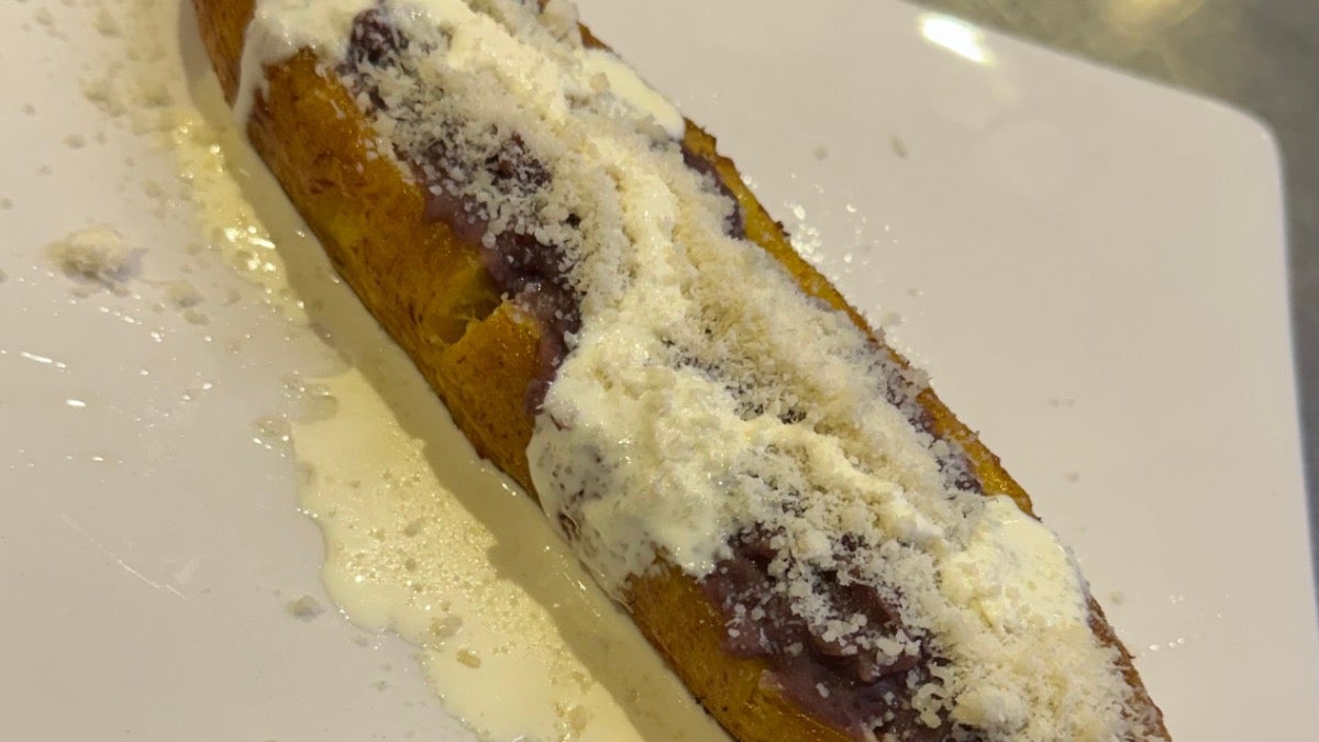 Plátano con frijoles y queso (plantain with beans and cheese)
