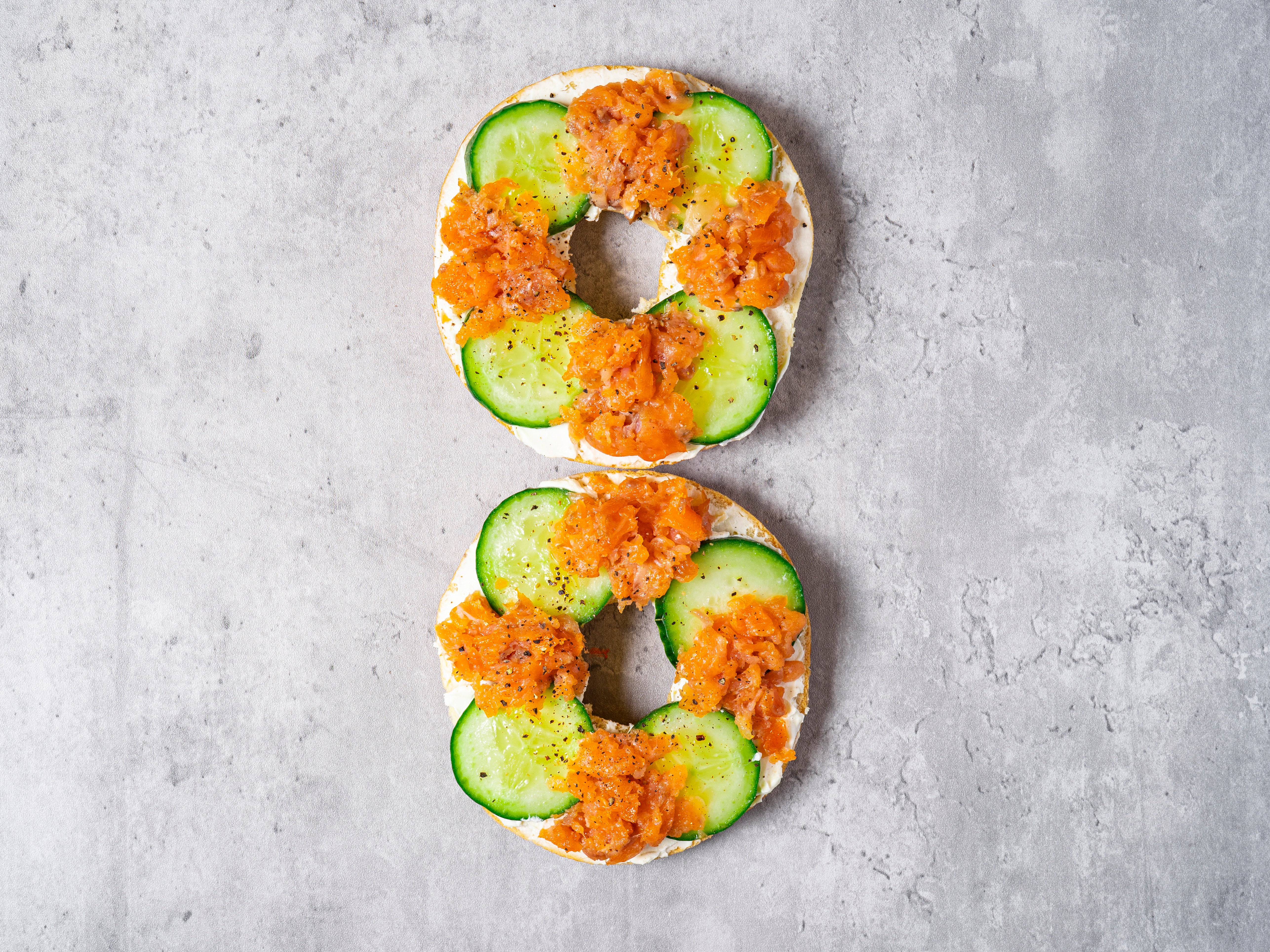 Toasted bagel with salmon, cucumber & cream cheese ������