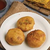 3 Batata Vada with 2 Thepla