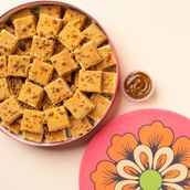 Honey Caramel Crumbles Cake Box